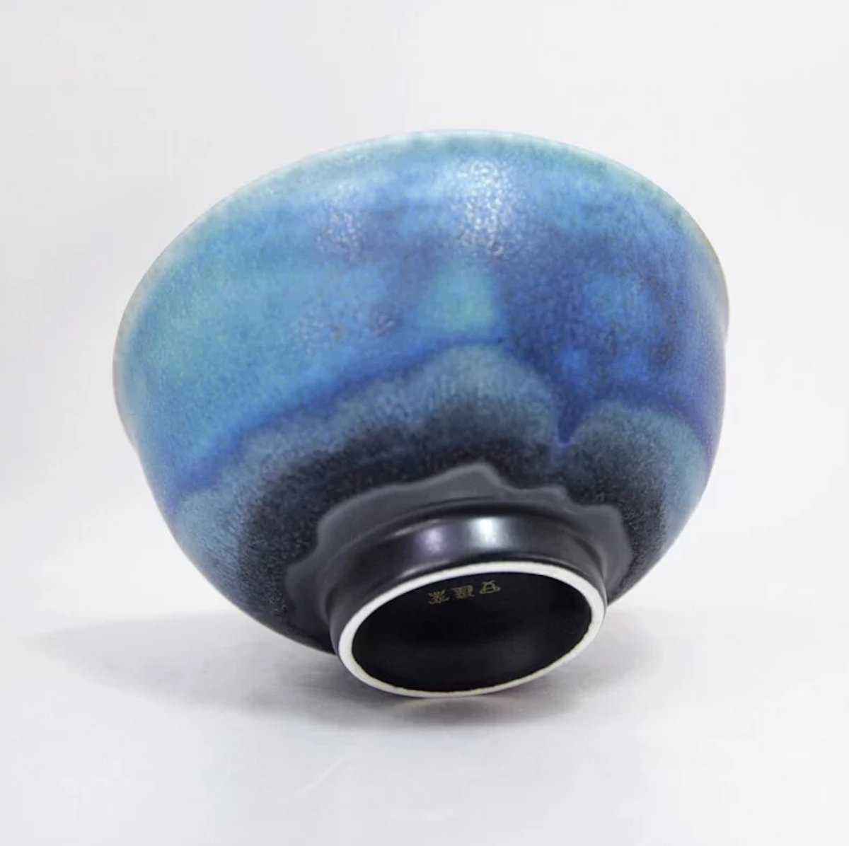 像大海千變萬化的「為藍」，達到一定數量即加開生產