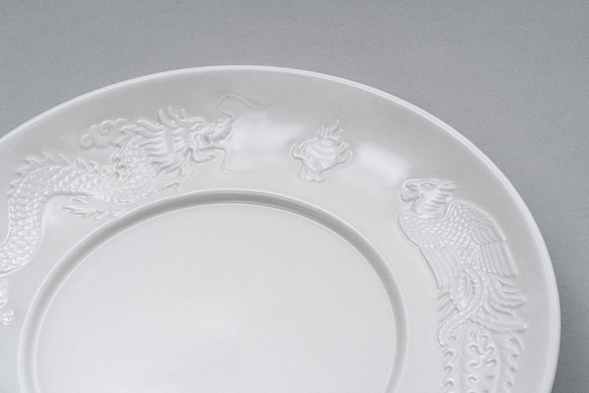 微微反光的奢華感「定窯白」，光澤典雅更顯手工雕刻圖樣的細膩